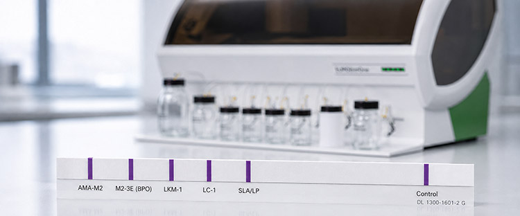 Tira horizontal do EUROLINE Perfil Hepático 2 com AMA-M2, M2-3E, LKM-1, LC-1, SLA/LP e controle, com EUROBlotOne ao fundo